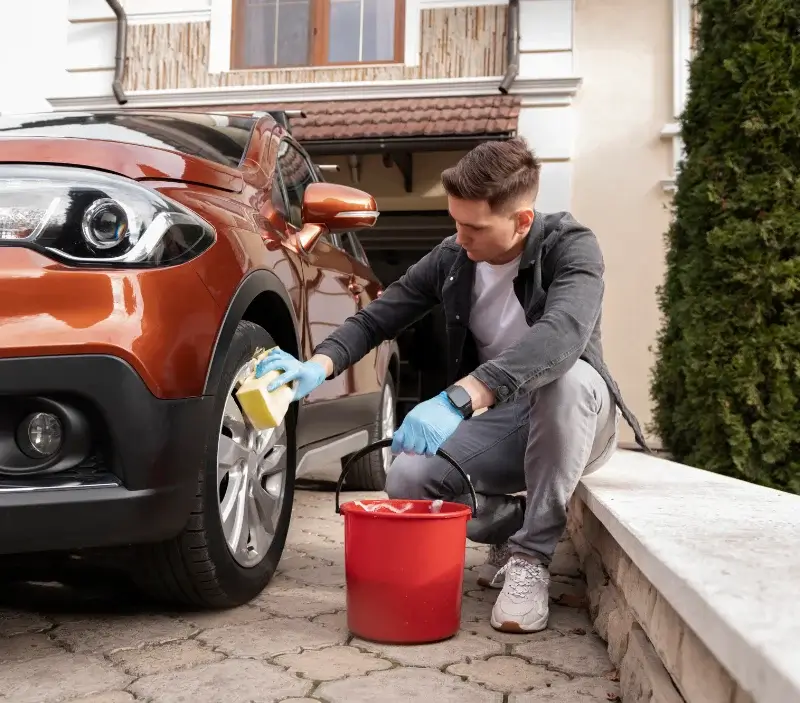Lavage auto à domicile Le Vaulmier : professionnel intervenant sur un véhicule